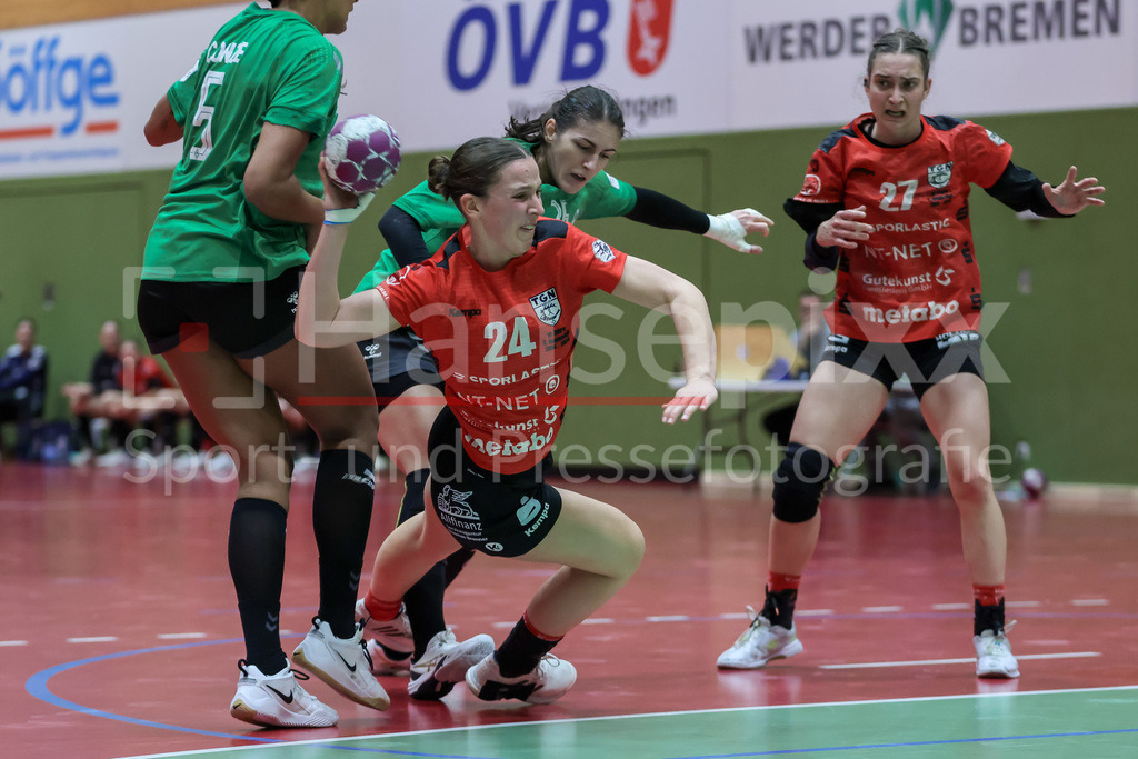 Handball, 2. Bundesliga Frauen, SV Werder Bremen - TG Nürtingen | v.li.: Lisa Fuchs (TG Nürtingen, 24) und Anna Lena Bergmann (SV Werder Bremen, 25) im Zweikampf, Duell, Spielszene, Aktion, Action