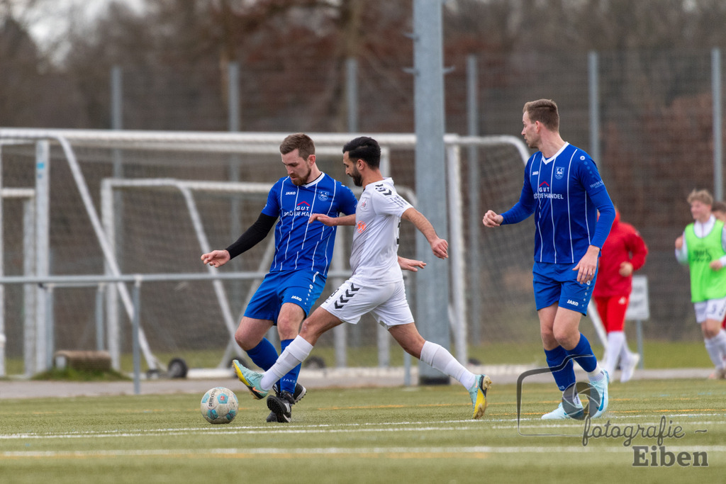 FC Rastede-SV Brake | Herren Bezirks-Testspiel; FC Rastede (blau)-SV Brake (weiß) am 02.03.2025 in Rastede (Sportanlage Kötterswegs), Photo: Philip Eiben 2025 - Realisiert mit Pictrs.com