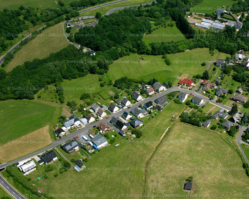 2610725 | BEILSTEIN 09.06.2006 Von Wald und Forstgebieten umgebener Ortskern der Straßen und Häuser und Wohngebiete in Beilstein im Bundesland Hessen, Deutschland // Surrounded by forest and forest areas center of the streets and houses and residential areas in Beilstein in the state Hesse, Germany Foto: Gerhard Launer