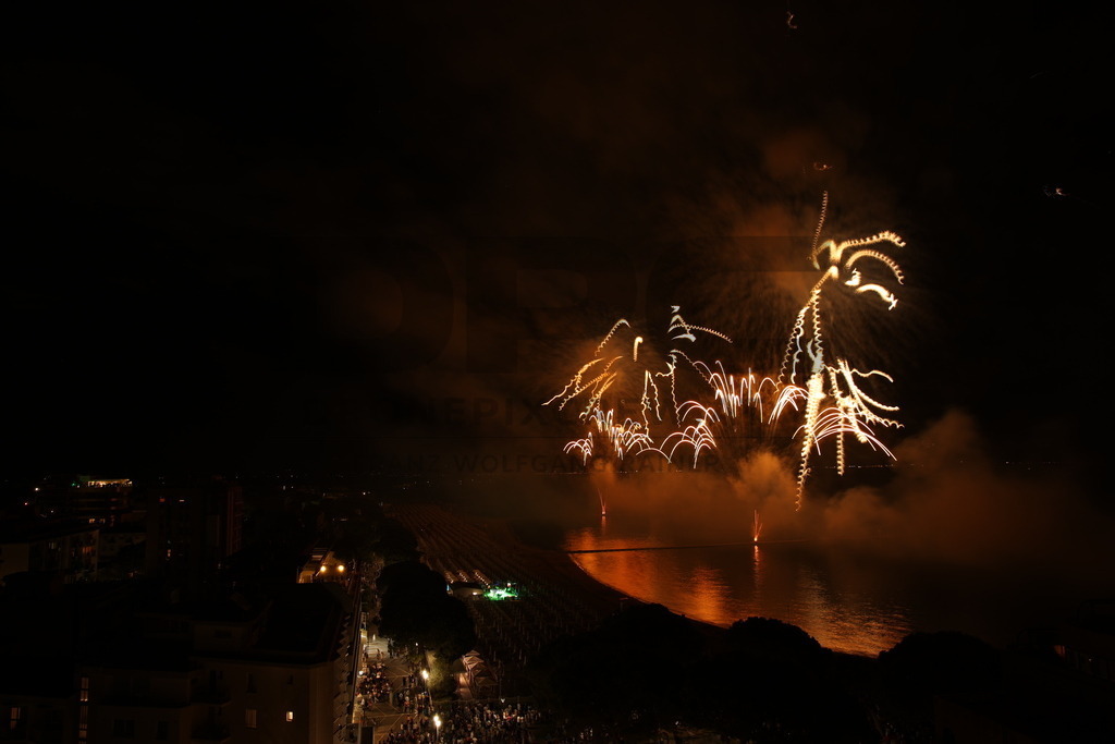 Ferragosto Fireworks in Grado, Italy | GRADO, ITALY, 15.AUG.26 - FIREWORKS - Ferragosto fireworks over the Adriatic Sea in Grado, Italy. Colorful fireworks light up the night sky above the beach, coastline and waterfront during the traditional summer celebration. - Realisiert mit Pictrs.com