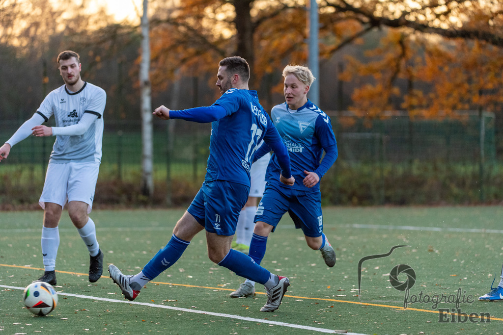 GVO Oldenburg-WSC Frisia | Herren Bezirksliga 2; GVO Oldenburg (weiß)-WSC Frisia Wilhelmshaven (blau) am 16.11.2025 in Oldenburg (Sportanlage GVO); Photo: Philip Eiben 2025 - Realisiert mit Pictrs.com