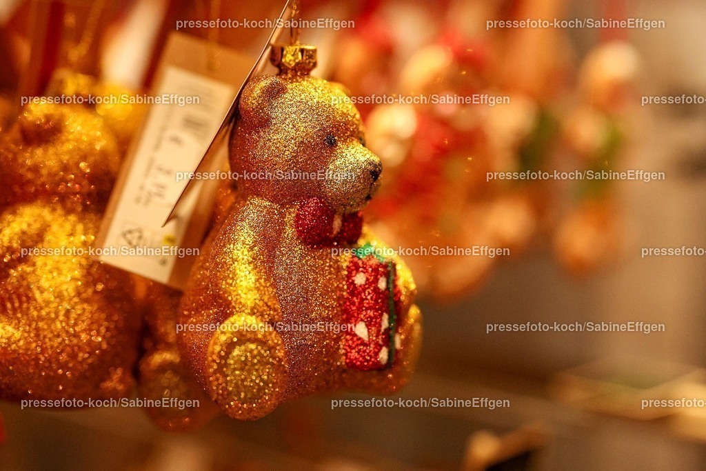 SEF17112401005 | 17.11.2024, xsefx, Köln, Pünktlich zur Vorweihnachtszeit öffnen die ersten Weihnachtsmärkte in Nordrhein-Westfalen. Eindrücke rund um den kölner Hafen-Weihnachtsmarkt am Schokoladenmuseum. Kunsthandwerk, Baumschmuck und Holzschnitzereien werden angeboten. 