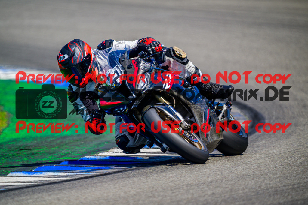 MaZZes_Fotomatrix_20250628_6007705_7971-2 | WEISS