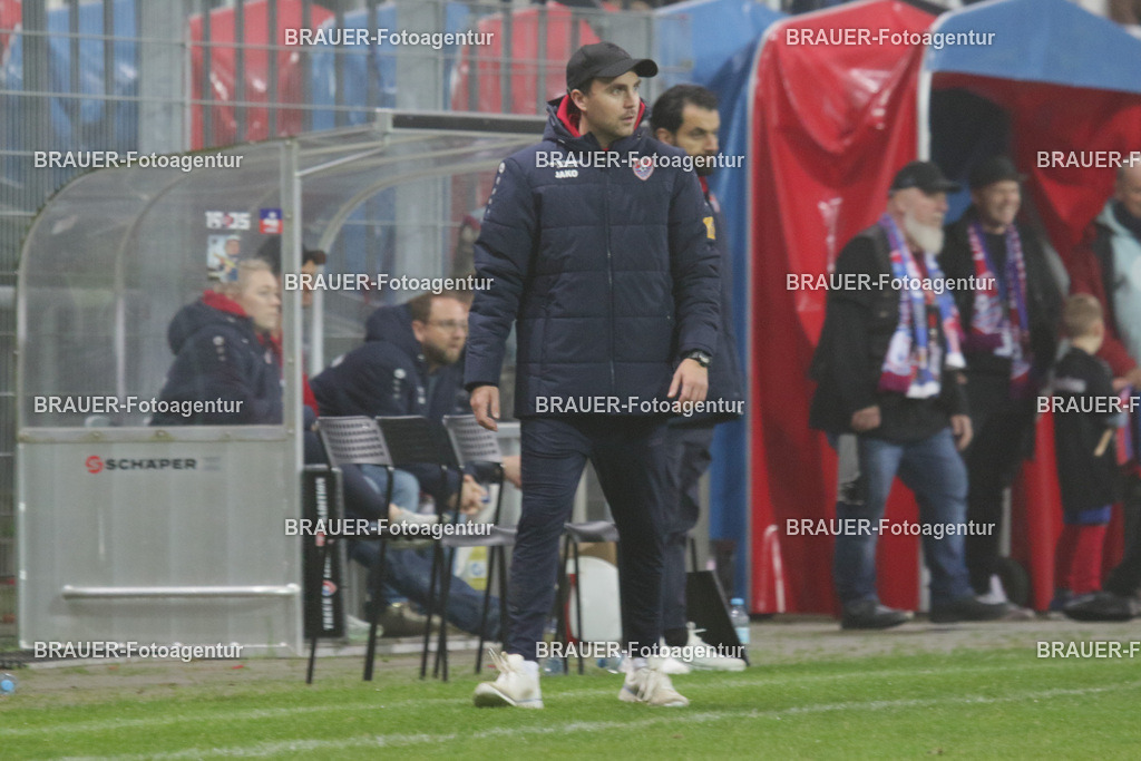 15.11.2025 KFC Uerdingen - SPVG Schonnebeck | Krefeld, Deutschland, 15.11.2025: Julian Stöhr, Trainer (KFC Uerdingen) schaut während des Oberliga Niederrhein Spiels zwischen KFC Uerdingen  - Spvg Essen Schonnebeck am 15.11. 2025 im Krefelder Grotenburg - Stadion in Krefeld, Deutschland. (Foto Ralph Görtz / Brauer-Fotoagentur)