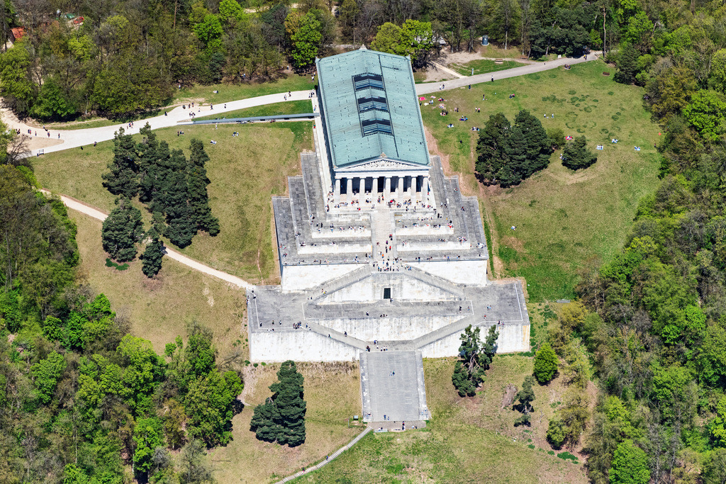 dr__0062532.jpg | DONAUSTAUF 09.05.2021 Sehenswürdigkeit und Tourismus- Attraktion des Geschichts- Denkmal und Ruhmeshalle " Nationaldenkmal Walhalla " im Ortsteil Sulzbach a.d.Donau in Donaustauf im Bundesland Bayern, Deutschland. // Tourist attraction of the historic monument " Nationaldenkmal Walhalla " in the district Sulzbach a.d.Donau in Donaustauf in the state Bavaria, Germany. Foto: Daniel Reiter