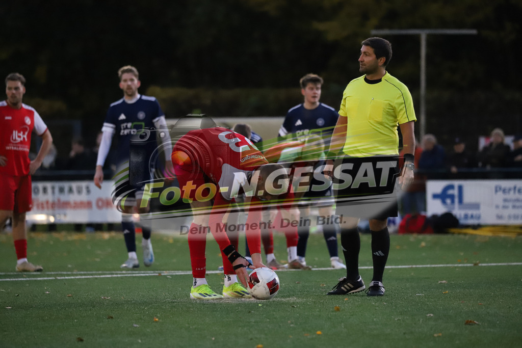 FC RW Kirchlengern - SVKT 07 Minden | Auf dem Bild zu sehen: rot FC RW Kirchlengern: Lennard Wüllner ; Schiedsrichter: Eugen FritzFC RW Kirchlengern, SVKT 07 Minden, Saison 25/26, Landesliga, Kirchlengern, Deutschland - Realisiert mit Pictrs.com