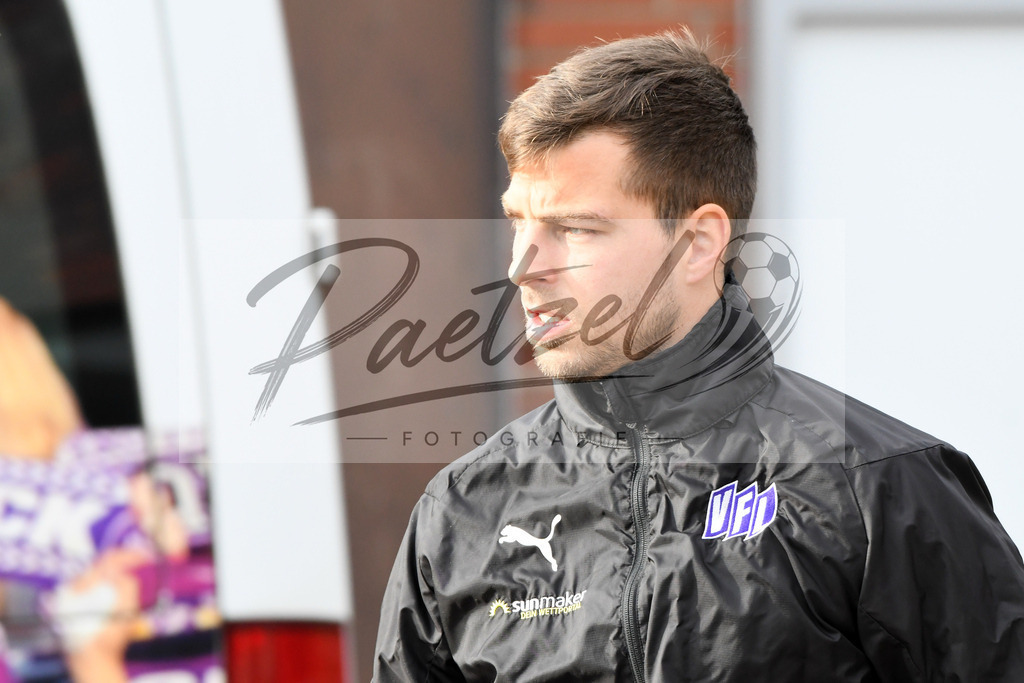 20200130_TRAOSN_0001 | Fußball, Herren: Kevin Wolze (VfL Osnabrueck) schaut waehrend der Trainingseinheit des VfL Osnabrueck im Sportpark Illoshoehe am 30.01.2020 in Osnabrueck, Deutschland. - Realisiert mit Pictrs.com