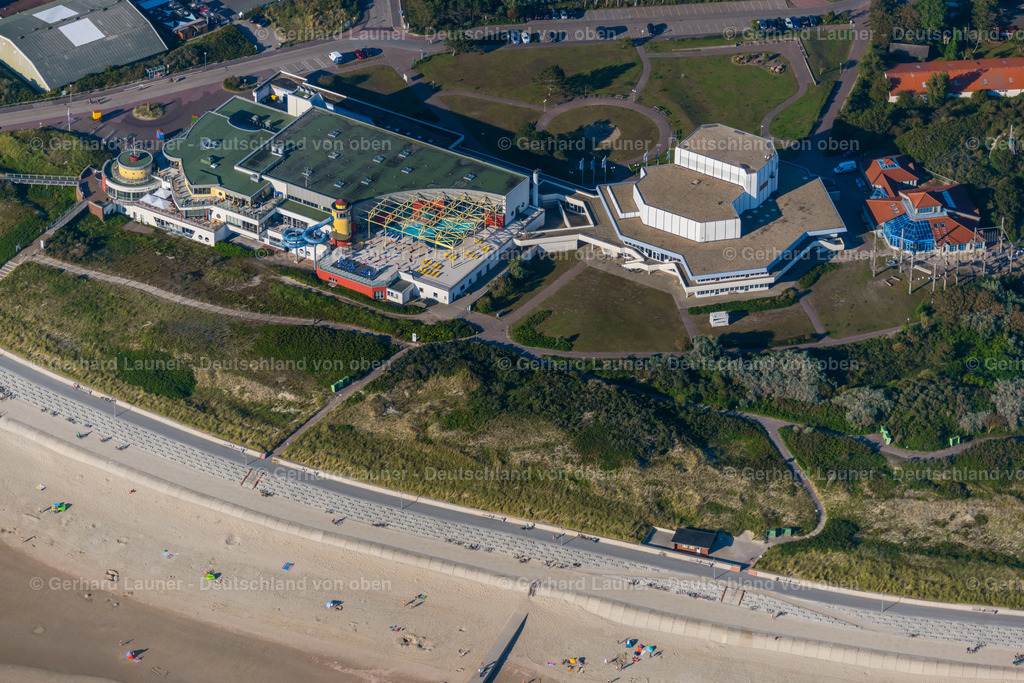 4038403 | BORKUM 07.08.2020 Gebäude der Veranstaltungshalle auf der Kulturinsel an der Goethestraße in Borkum im Bundesland Niedersachsen, Deutschland. Weiterführende Informationen bei: Nordseeheilbad Borkum GmbH. // Building of the indoor arena on Goethestrasse in Borkum in the state Lower Saxony, Germany. Further information at: Nordseeheilbad Borkum GmbH. Foto: Gerhard Launer