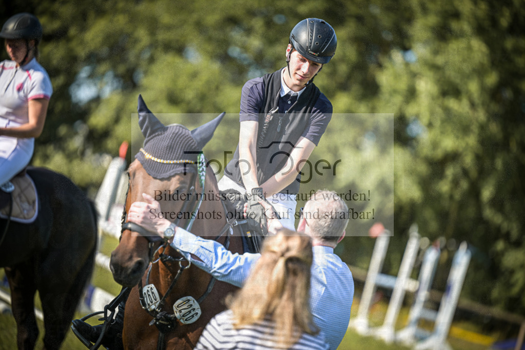 DOS_0064 | Entdecke hochwertige Reitturnierfotos von Foto Oger. Professionell, emotional und authentisch – jetzt Lieblingsmomente im Shop bestellen.Deutschlandweite Turnierfotografie. - Realisiert mit Pictrs.com