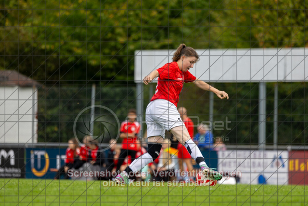20250928_140641_0368 | #,1.FC Donzdorf (schwarz) vs. TV Derendingen (rot), Fussball, Frauen-Verbandsliga Württemberg, 03. Spieltag, Saison 2025/2026, Rasenplatz Lautertal Stadion, Süßener Straße 16, 73072 Donzdorf, 28.09.2025 - 13:00 Uhr,Foto: PhotoPeet-Sportfotografie/Peter Harich