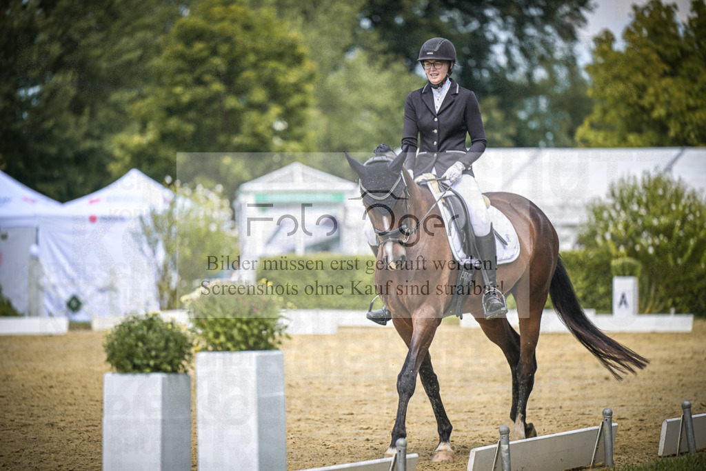 DOS_3360 | Entdecke hochwertige Reitturnierfotos von Foto Oger. Professionell, emotional und authentisch – jetzt Lieblingsmomente im Shop bestellen.Deutschlandweite Turnierfotografie. - Realisiert mit Pictrs.com