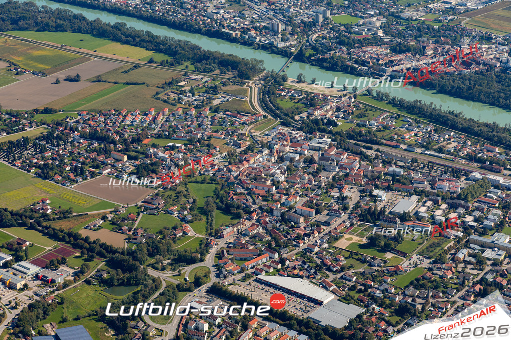 Das Luftbild der Stadt Simbach am Inn wurde 2021 vom Flugzeug heraus erstellt (keine Drohne) Aufnahmehöhe ca.450 Meter- hohe Bildauflösung und Druck-Qualität garantiert!