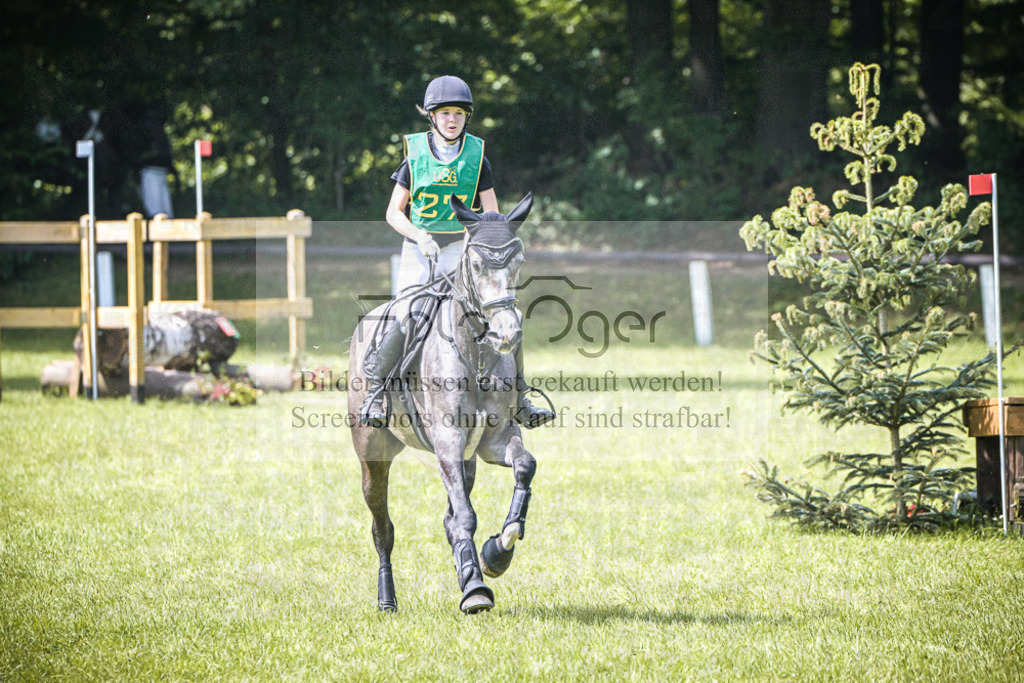 DOS_9515 | Entdecke hochwertige Reitturnierfotos von Foto Oger. Professionell, emotional und authentisch – jetzt Lieblingsmomente im Shop bestellen. - Realisiert mit Pictrs.com