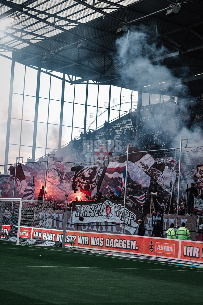 Fußball | Männer | Saison 2024/2025  | Fußball-Bundesliga | 28. Spieltag | FC St. Pauli vs. Borussia Mönchengladbach | 06.04.2025 | Pyrotechnik im Fanblock von St. Pauli mit einem Transparent Banner Klassen Kampf