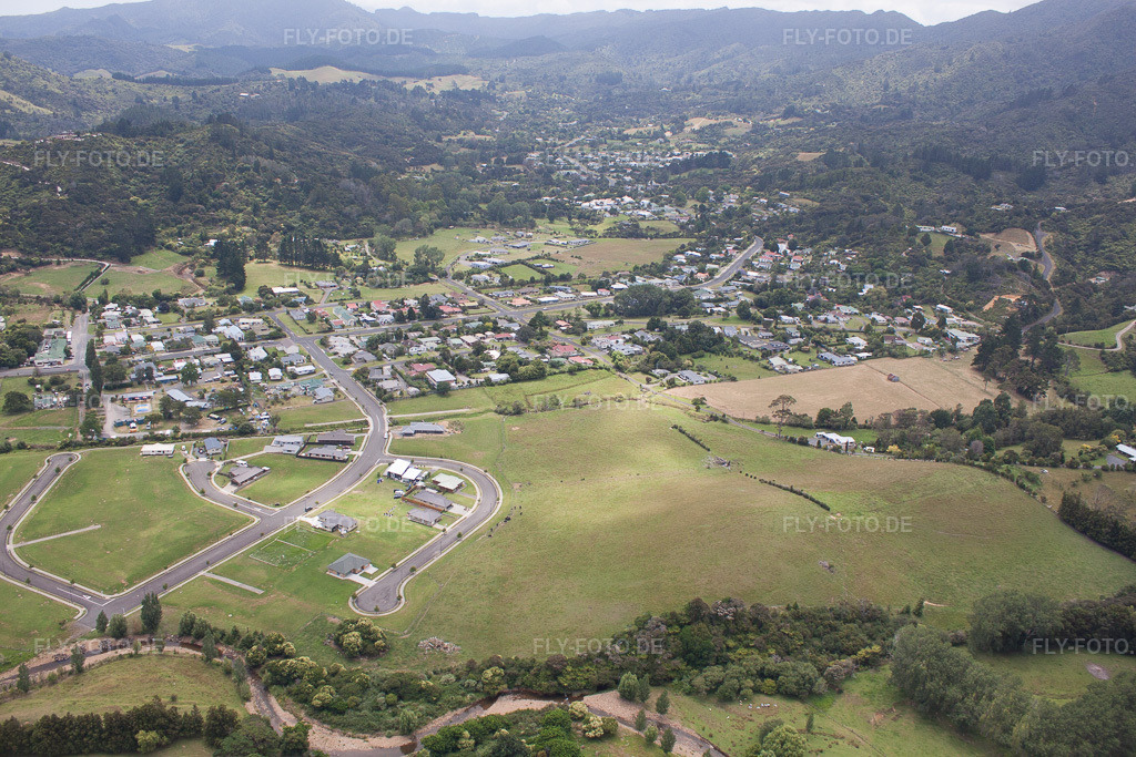 Luftbild: Ortsansicht in Coromandel im Bundesland Waikato in Neuseeland. Foto: IMG_55625.jpg vom 12.01.2013 durch Werner Riehm/FLY-FOTO.de