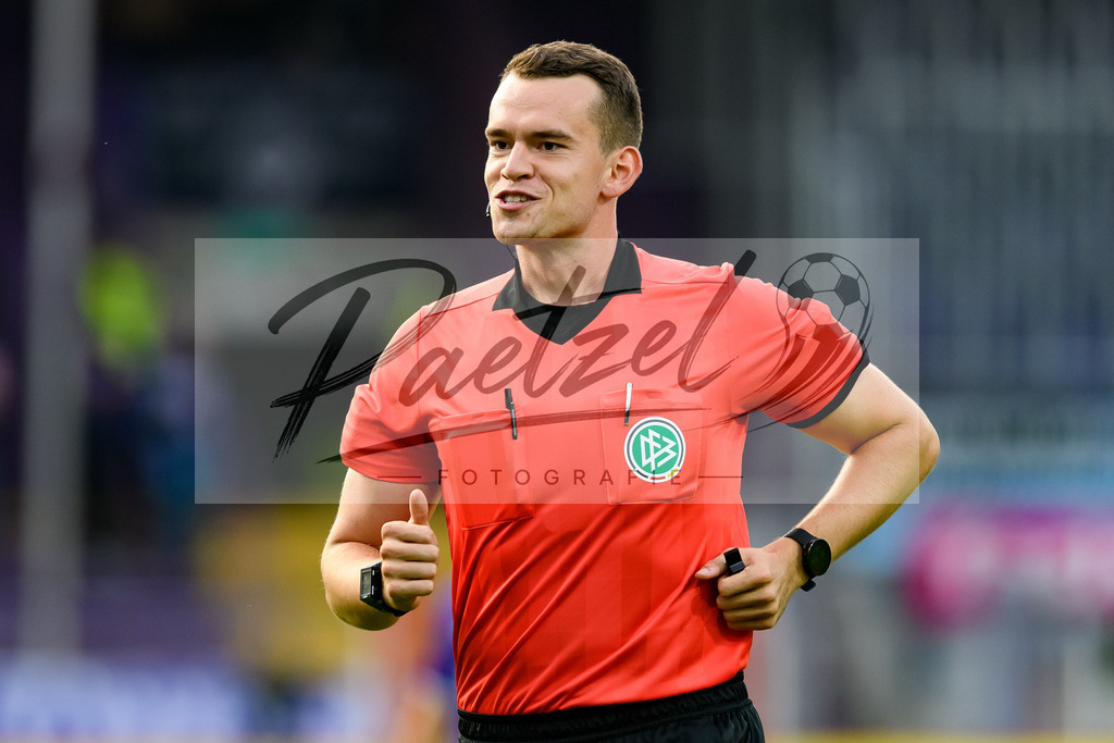 OSNVKO2021090620210906_163 | Fussball, Herren: Schiedsrichter Richard Hempel schaut beim Spiel der 3. Liga zwischen VfL Osnabrueck und FC Viktoria Koeln im Stadion an der Bremer Bruecke am 06.09.2021 in Osnabrueck, Deutschland.DFB / DFL REGULATIONS PROHIBIT ANY USE OF PHOTOGRAPHS AS IMAGE SEQUENCES AND/OR QUASI-VIDEO. - Realisiert mit Pictrs.com