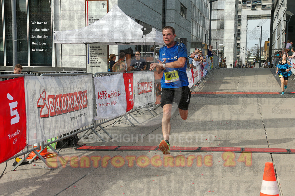 250920_1512_EX1_8562 | Sportfotografie im Rhein-Sieg Kreis, Köln, Bonn, NRW, Rheinland Pfalz, Hessen, etc. Unser Tätigkeitsfeld umfasst den Laufsport vom Volkslauf über den Marathon, Duathlon, Triathon bis zum Ultralauf wie Kölnpfad Ultra oder Schindertrail.