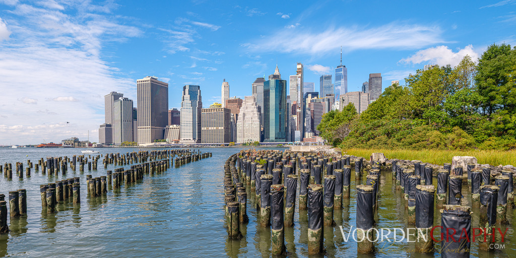 New York / Manhatten | Dieser fesselnde Blick auf die Skyline von Manhattan, eingefangen von der historischen Uferpromenade aus, ist jetzt als hochwertiger Kunstdruck erhältlich!Tauchen Sie ein in die dynamische Energie New Yorks mit diesem atemberaubenden Bild, das die ikonischen Wolkenkratzer vor einem strahlend blauen Himmel zeigt. Die charmanten Holzpfähle im Vordergrund verleihen der modernen Stadtlandschaft eine einzigartige Textur und einen Hauch von Geschichte.Perfekt, um jedem Raum einen Hauch von urbaner Eleganz zu verleihen – sei es Ihr Wohnzimmer, Büro oder Schlafzimmer.Erhältlich in unserem Webshop und bei Pictrs.com in einer Vielzahl von Fotoformaten, passend für jeden Geschmack und jedes Budget!Verpassen Sie nicht die Gelegenheit, dieses Meisterwerk einzufangen! - Realisiert mit Pictrs.com