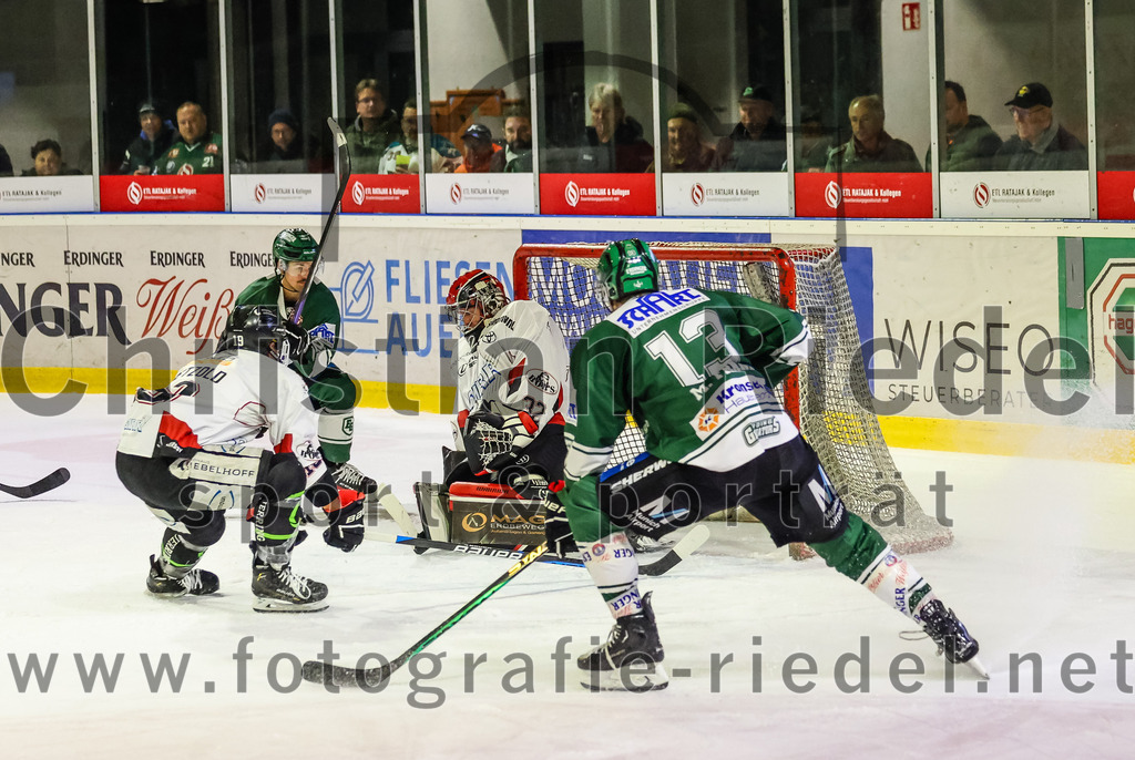 2023-11-12_118_TSV_Erding_gegen_EHC_Koenigsbrunn | Erding, Deutschland, 12.11.2023:
Eishockey, Bayernliga Vorrunde 2023 / 2024, 9. Spieltag, TSV Erding gegen EHC Königsbrunn, Endergebnis: 3:2

Torwart Stefan Vajs (EHC Königsbrunn, #32), Michael Franz (Erding Gladiators, #13)

Foto: Christian Riedel / fotografie-riedel.net