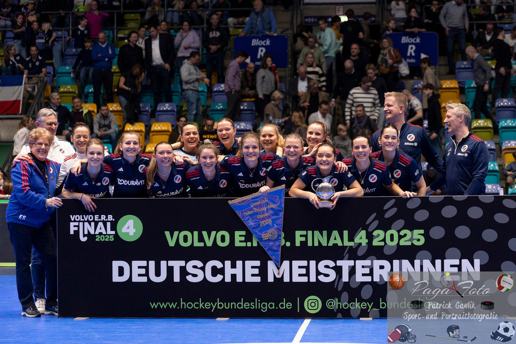 Volvo E.R.B. Final 4 Finale Frauen: Berliner HC - Mannheimer HC, 26.01.2025 | Team der Mannheimerinnen bejubeln die eutsche Meisterschaft 2025 mit Julie Pieper (Mannheimer HC #3) &amp; Nadine Kanter (Mannheimer HC #) &amp; Fiona Felber (Mannheimer HC #6) &amp; Leonie Weissenberger / Weißenberger (Mannheimer HC #7) &amp; Sonja Zimmermann (Mannheimer HC #11) &amp; Chiara Vischer (Mannheimer HC #13) &amp; Alexine Matthysen (Mannheimer HC #16) &amp; Lisa Mayerhöfer (Mannheimer HC #17) &amp; Verena Neumann (Mannheimer HC #19) &amp; Carla Mees (Mannheimer HC #23) &amp; Linda Bens (Mannheimer HC #24) &amp; Carolin Seidel (Mannheimer HC #32) &amp; Charlotte Hendrix (Mannheimer HC #48) &amp; Laura Schubert (Mannheimer HC #56), Berliner HC - Mannheimer HC, Frankfurt, Süwag Arena, 26.1.2025 - Realisiert mit Pictrs.com