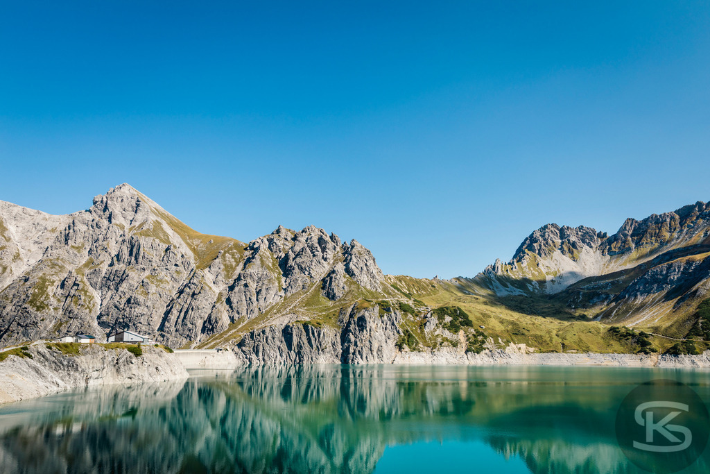Lünersee im Brandnertal – Alpiner Bergsee in Vorarlberg | Der Lünersee im Brandnertal zählt zu den schönsten Bergseen der Alpen. Kristallklares türkisfarbenes Wasser vor beeindruckender Bergkulisse – professionelle Landschaftsfotografie aus Vorarlberg von Stefan Kuhn. - Realisiert mit Pictrs.com