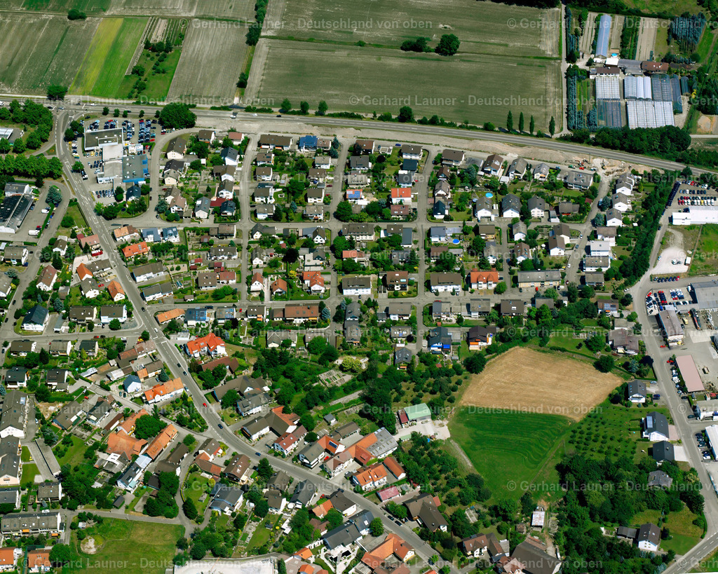 2526199 | VIMBUCH 01.05.2005 Wohngebiet - Mischbebauung der Mehr- und Einfamilienhaussiedlung  in Vimbuch im Bundesland Baden-Württemberg, Deutschland // Residential area - mixed development of a multi-family housing estate and single-family housing estate  in Vimbuch in the state Baden-Wuerttemberg, Germany Foto: Gerhard Launer