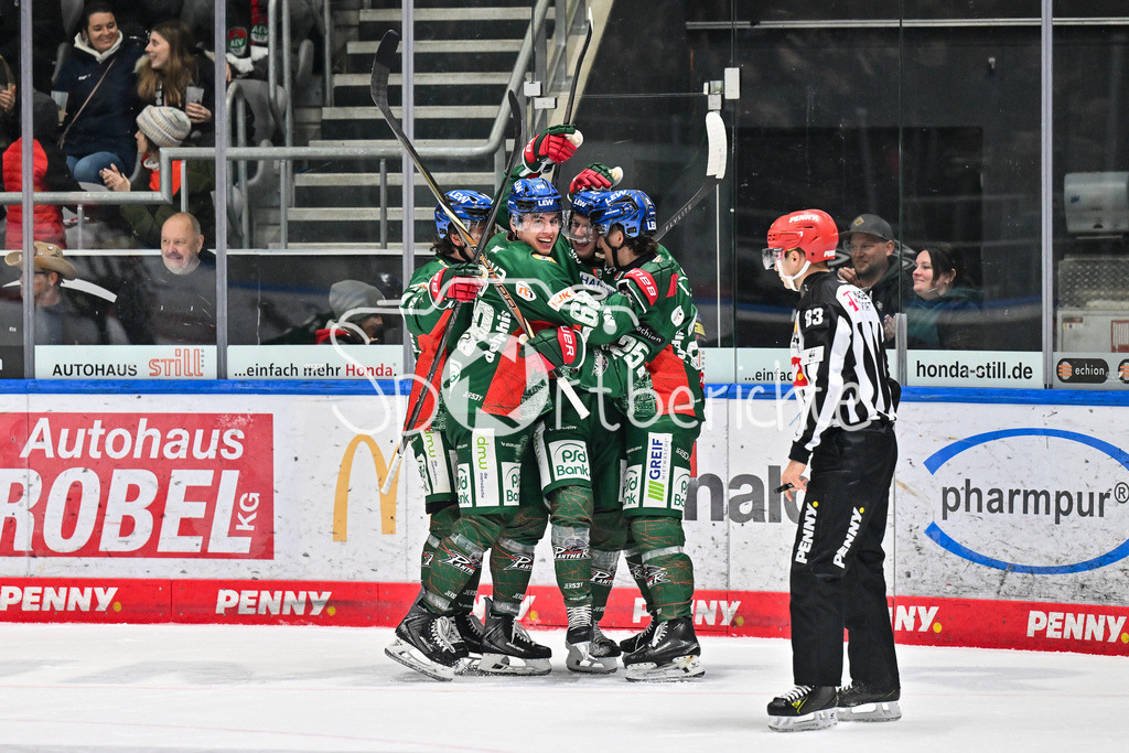 Augsburger Panther - Löwen Frankfurt | AUGSBURG, GERMANY - 16. JANUARY: Jubel der Panther nach dem TReffer zum 4-1 durch  Sebastian ZWICKL (Augsburger Panther 83) / Tor / Torschuetze / Freude / Happy während dem Match zwischen den Augsburger Panthern und den Löwen Frankfurt am 40. Spieltag der penny DEL im Curt Frenzel Stadion