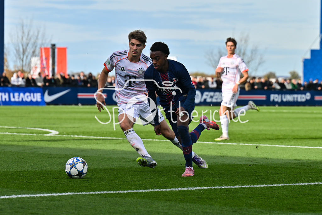 Paris Saint Germain U19 - FC Bayern München U19 | PARIS, FRANKREICH - 4. NOVEMBER: im Duell Raphael PAVLIC (FC Bayern München U19 5) und Elijah LY (PSG U19 29) beim Ligaspiel zwischen der U19 von Paris Saint Germain und der U19 des FC Bayern München am 4. Spieltag der UEFA Youth League am PSG Campus am 04.11.2025
