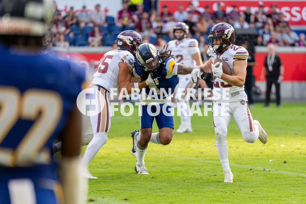 GER Rhein Fire vs. Alpine Rams, American Football, AFLE, Saison 2026, 01.08.2026 | Cameron Bergeron (Alpine Rams, #01) versucht Sergej Kendus (Rhein Fire, #23) zu stoppen,GER Rhein Fire vs. Alpine Rams, American Football, AFLE, Saison 2026, 01.08.2026Foto: Eibner-Pressefoto/Fabian Friese - Realisiert mit Pictrs.com