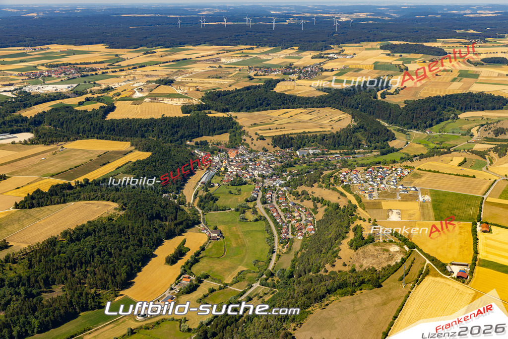 Aktuelles Luftbild von  Titting - Die Luftaufnahme wurde 2022 mittels UL-Flugzeug erstellt ( keine Drohne ) - hochauflösende Kamera-Systeme von  Canon -Beste Qualität - Für grossformatige Ausdrucke geeignet. Die Geschenkidee !