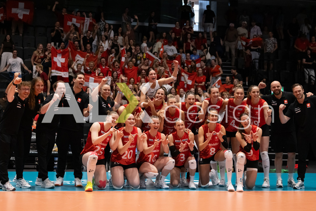 Austria v Switzerland - CEV European League Women | KRIENS, SWITZERLAND - JUNE 14: Team of Switzerland Winning Photo with Fans during the CEV European League match between Austria and Switzerland at Pilatus Arena on June 14, 2026 in Kriens, Switzerland. - Realisiert mit Pictrs.com