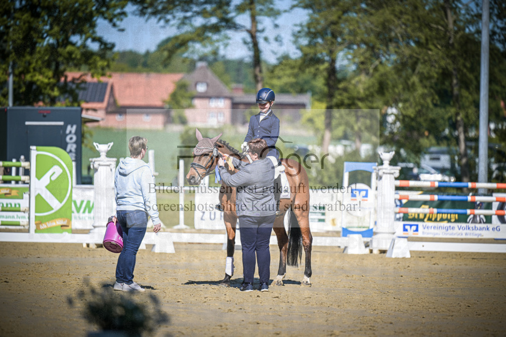 DOS_3916 | Entdecke hochwertige Reitturnierfotos von Foto Oger. Professionell, emotional und authentisch – jetzt Lieblingsmomente im Shop bestellen.Deutschlandweite Turnierfotografie. - Realisiert mit Pictrs.com