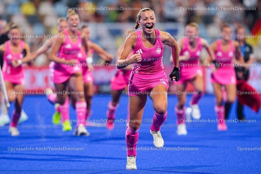 xydrx15082504069 | 15.08.2025, xydrx, Frauen EuroHockey Championship 2025, Halbfinale, Belgien - Deutschland, Sparkassenpark Mönchengladbach: Sophia Schwabe (GER #8) jubelt über den Finaleinzug