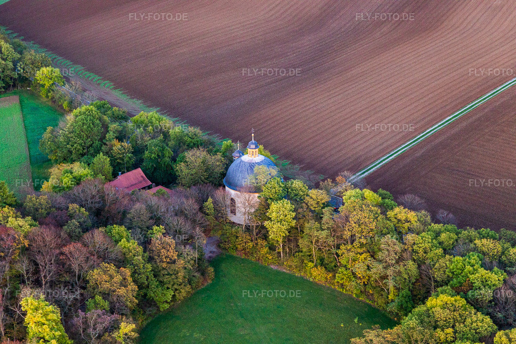 Luftbild: Heilig-Kreuz-Kapelle an der Schweinfurter Straße im Ortsteil Gaibach in Volkach im Bundesland Bayern in Deutschland. Foto: IMG_119490.jpg vom 25.10.2019 durch Werner Riehm/FLY-FOTO.de