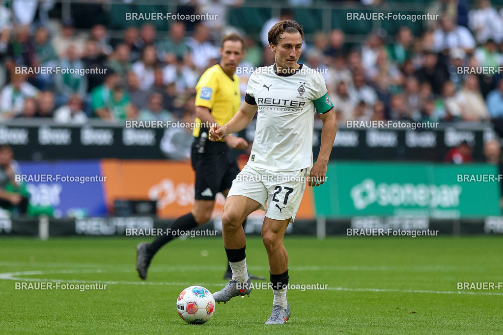 Borussia Mönchengladbach vs Hamburger SV - Bundesliga  | Mönchengladbach, Deutschland, 24.08.25:   Rocco Reitz (Borussia Mönchengladbach) in Aktion am Ball, Einzelaktion waehrend des Spiels der Bundesliga zwischen Borussia Mönchengladbach vs Hamburger SV im Stadion im Borussia Park(Foto von Brauer-Fotoagentur / Adrian Schlueter)
