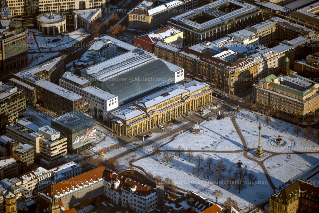 4043057 | STUTTGART 13.02.2021 Winterlich schneebedeckte Platz- Ensemble " Schlossplatz " im Innenstadt- Zentrum im Ortsteil Oberer Schlossgarten in Stuttgart im Bundesland Baden-Württemberg, Deutschland. Weiterführende Informationen bei: Staatliche Schlösser und Gärten Baden-Württemberg - Zentrale,  Stuttgart-Marketing GmbH. // Wintry snowy ensemble space an place " Schlossplatz " in the inner city center in the district Oberer Schlossgarten in Stuttgart in the state Baden-Wuerttemberg, Germany. Further information at: Staatliche Schloesser und Gaerten Baden-Wuerttemberg - Zentrale,  Stuttgart-Marketing GmbH. Foto: Gerhard Launer