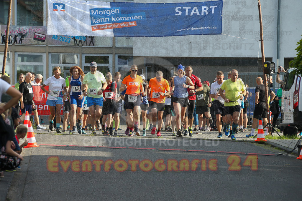 230804_1808_EX1_3716 | Sportfotografie im Rhein-Sieg Kreis, Köln, Bonn, NRW, Rheinland Pfalz, Hessen, etc. Unser Tätigkeitsfeld umfasst den Laufsport vom Volkslauf über den Marathon, Duathlon, Triathon bis zum Ultralauf wie Kölnpfad Ultra oder Schindertrail.