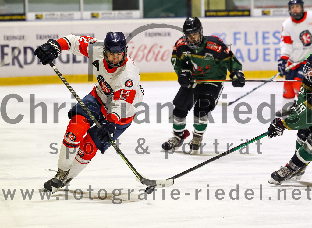 2022-12-04_043_TSV_Erding_gegen_EHC_Klostersee | Erding, Deutschland, 04.12.2022:
Eishockey, Bayernliga U17 2022 / 2023, 11. Spieltag, TSV Erding gegen EHC Klostersee, Endergebnis: 3:5

Gabriel Dobis (EHC Klostersee, #12)

Foto: Christian Riedel / fotografie-riedel.net