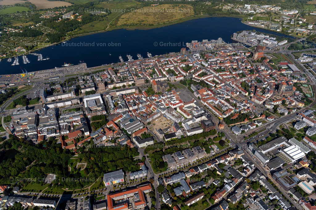 4062085 | ROSTOCK 08.09.2021 Altstadtbereich und Innenstadtzentrum am Ufer der Unterwarnow in Rostock im Bundesland Mecklenburg-Vorpommern, Deutschland. // Old Town area and city center in Rostock in the state Mecklenburg - Western Pomerania, Germany. Foto: Gerhard Launer