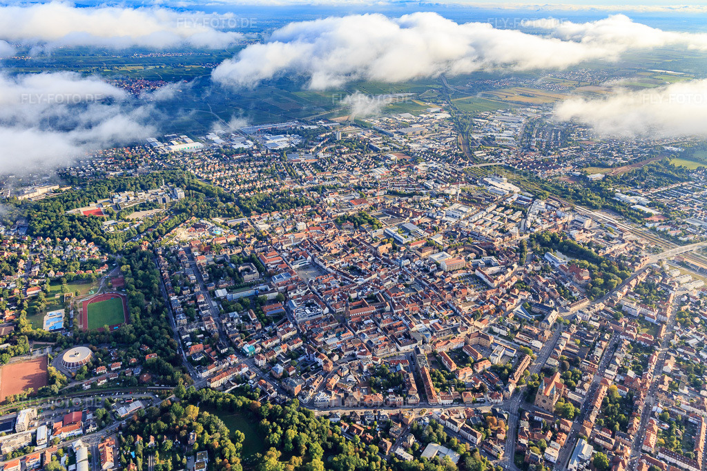 Luftbild: Stadtansicht unter Wolken aus Südwesten in Landau in der Pfalz im Bundesland Rheinland-Pfalz in Deutschland. Foto: IMG_103350.jpg vom 10.09.2017 durch Werner Riehm/FLY-FOTO.de