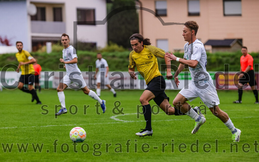2023-08-09_007_FC_Moosinning_II_gegen_SpVgg_Altenerding | Moosinning, Deutschland, 09.08.2023:
Fußball, Kreisliga 2023 / 2024, 3. Spieltag, FC Moosinning II gegen SpVgg Altenerding, Endergebnis: 1:1

Fehmi Bagci (FC Moosinning, #3), Marc Winkelmann (SpVgg Altenerding, #20)

Foto: Christian Riedel / fotografie-riedel.net