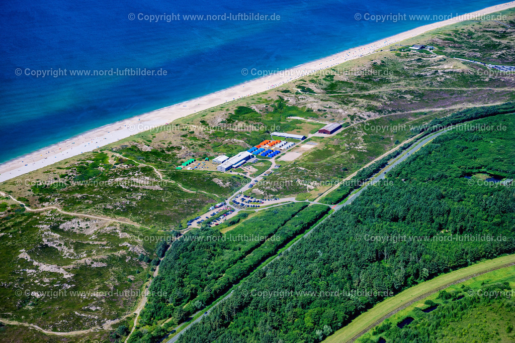 Sylt_Westerland_DJH_Jugendherberge_Westerland_Dikjen_Deel_ELS_9822130825 | SYLT 13.08.2025 Gebäude der Jugendherberge " Westerland DJH Jugendherberge Dikjen Deel " an der Straße Dikjen-Deel in Sylt an der Nordsee im Bundesland Schleswig-Holstein, Deutschland. // Building the hostel " Westerland DJH Jugendherberge Dikjen Deel " on street Dikjen-Deel in Sylt at the North Sea in the state Schleswig-Holstein, Germany. Foto: Martin Elsen