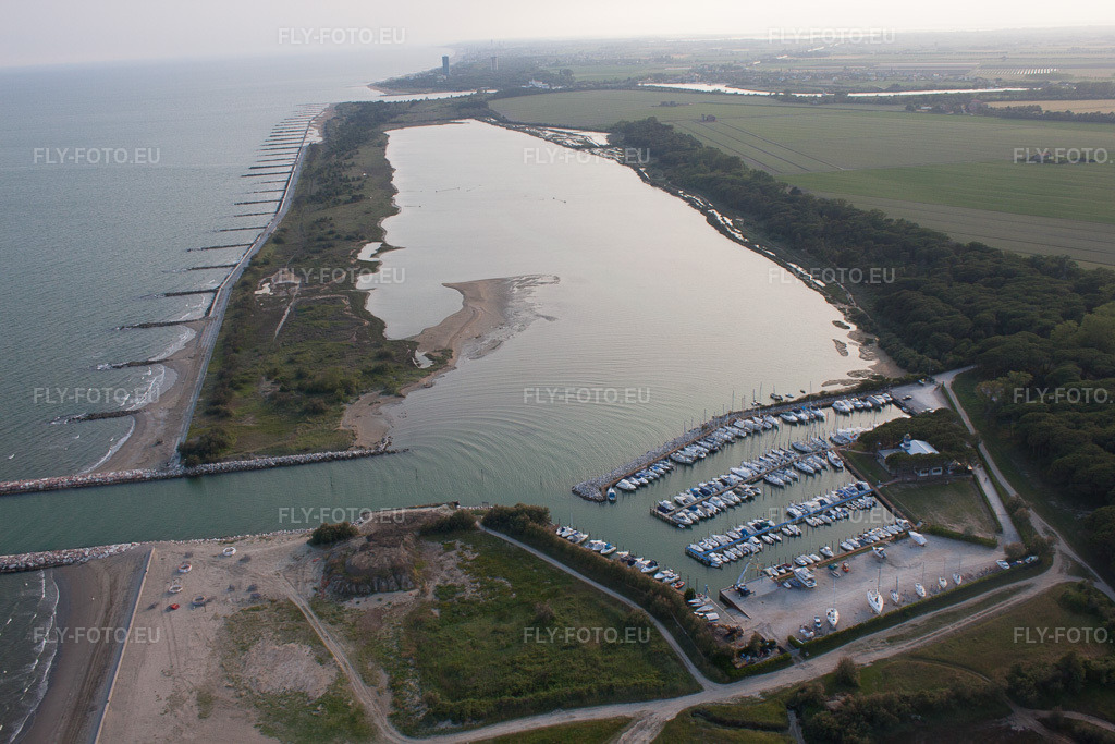 Vue aérienne: Club Marieclea à Eraclea Mare dans le département Vénétie, Italie – .Photo: IMG_50301.jpg prise le 07/06/2012 par Werner Riehm/FLY-FOTO.eu – Résolution de l'original: 4752 x 3168 px