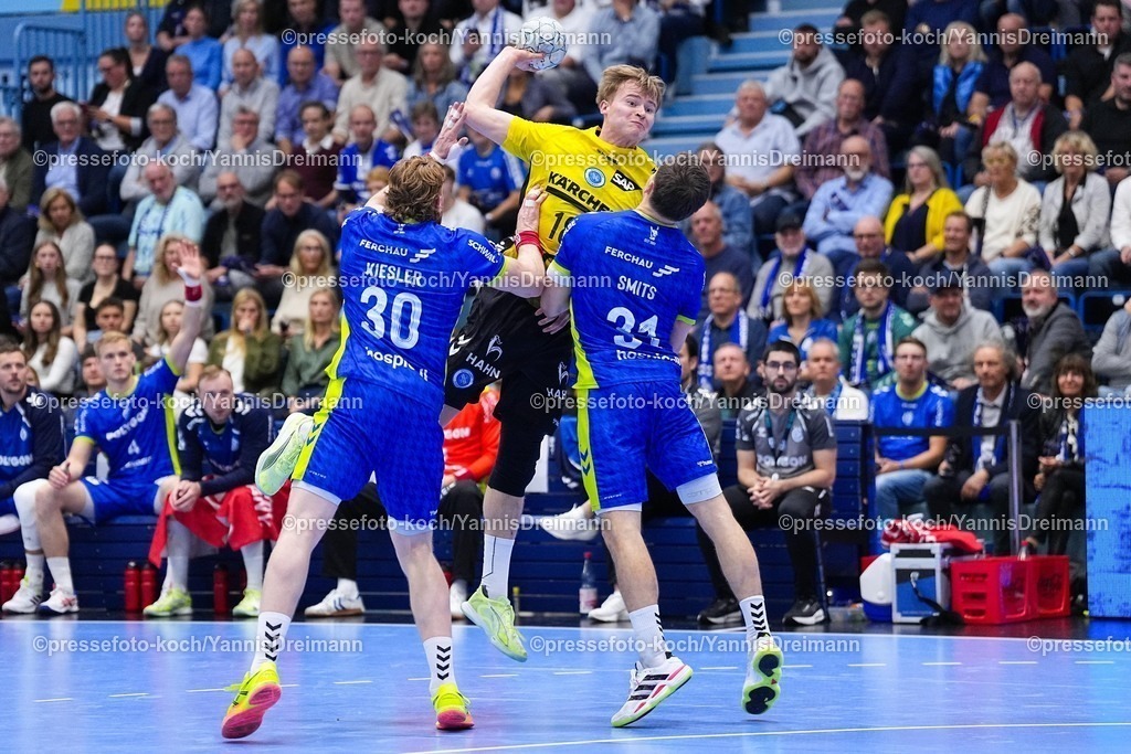 xYDR25092501109 | 25.09.2025, xydrx, Handball, 1.HBL, VFL Gummersbach - TVB Stuttgart, Schwalbe-Arena: Linus Schmid (TVB Stuttgart #18) im Zweikampf gegen Tom Kiesler (VFL Gummersbach #30) und Kay Smits (VFL Gummersbach #31)