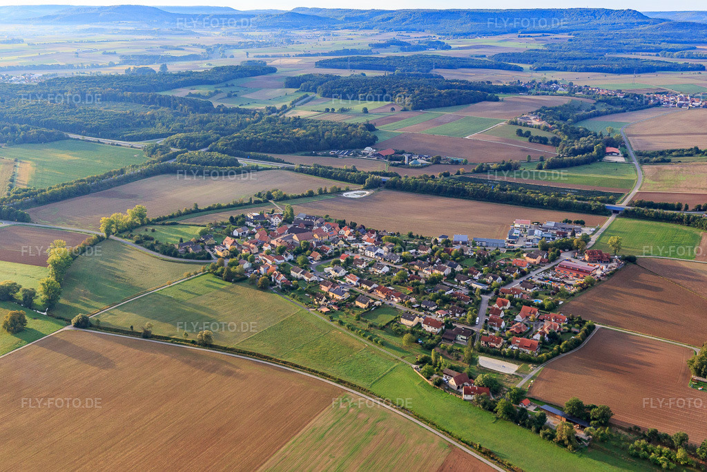 Luftbild: Dorfansicht an der A70 aus Nordwesten im Ortsteil Horhausen in Theres im Bundesland Bayern in Deutschland. Foto: IMG_111127.jpg vom 09.09.2018 durch Werner Riehm/FLY-FOTO.de