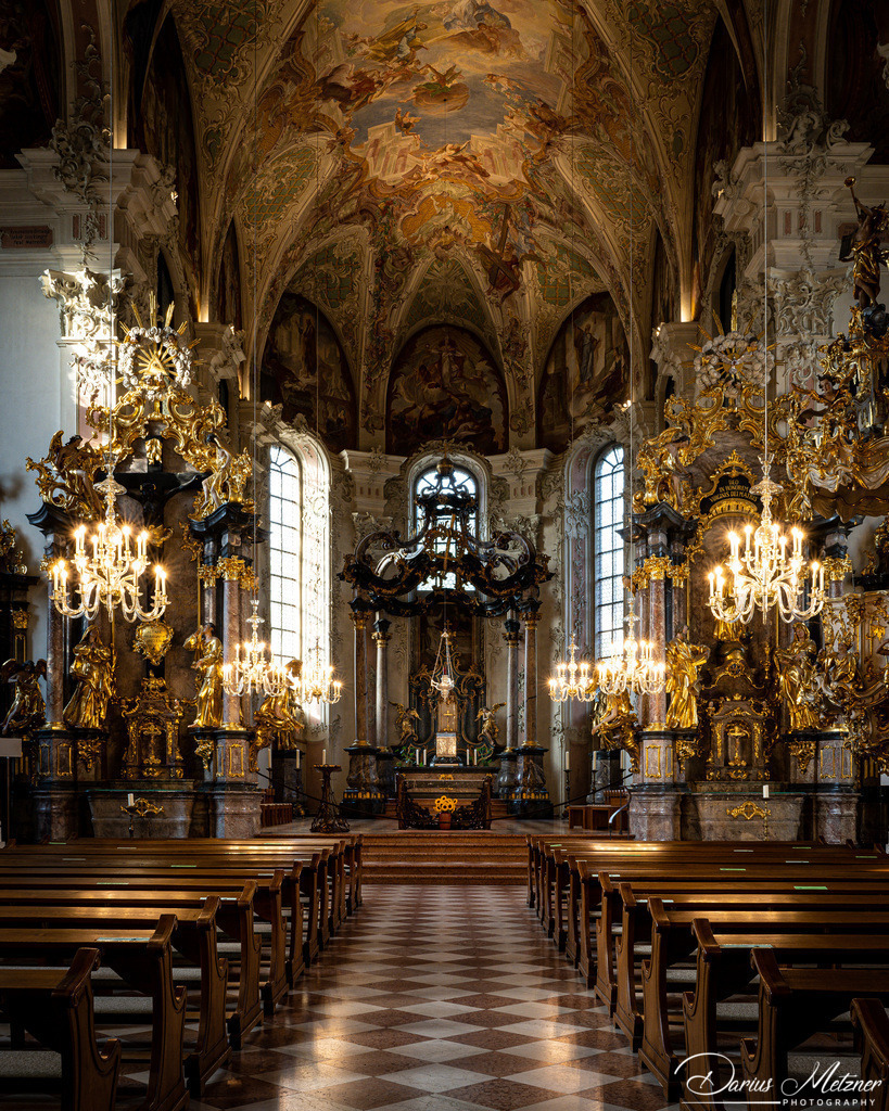 St. Peter in Mainz | Die St. Peter Kirche in Mainz am Rhein. Aufgebaut, abgerissen, versetzt. Die Historie der Pfarrkirche St. Peter mit den Zwiebelturmzwillingen ist bewegt. Sie ist eine der ältesten Kirchen von Mainz und wurde 1989 nach mehr als zehnjähriger Restaurierung für die Gemeinde wieder eröffnet.