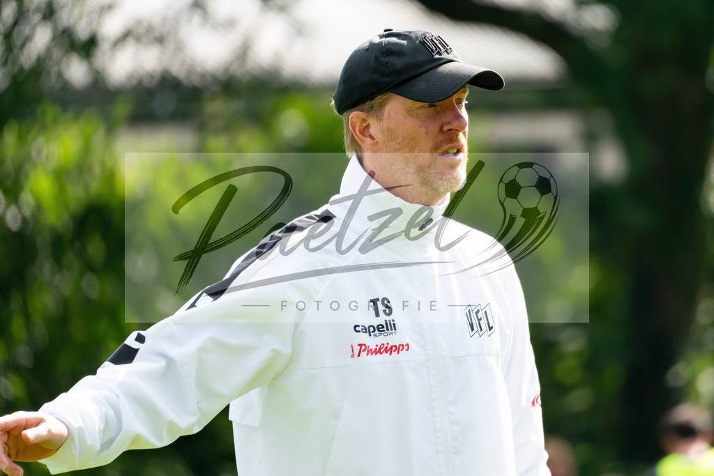 20260909_TRAOSN_0171 | Fußball, Herren: Trainer Timo Schultz (VfL Osnabrück) schaut beim Training des VfL Osnabrück am 09.09.2026 im Sportpark Illoshöhe in Osnabrück, Deutschland.(Foto von Nico Paetzel) - Realisiert mit Pictrs.com
