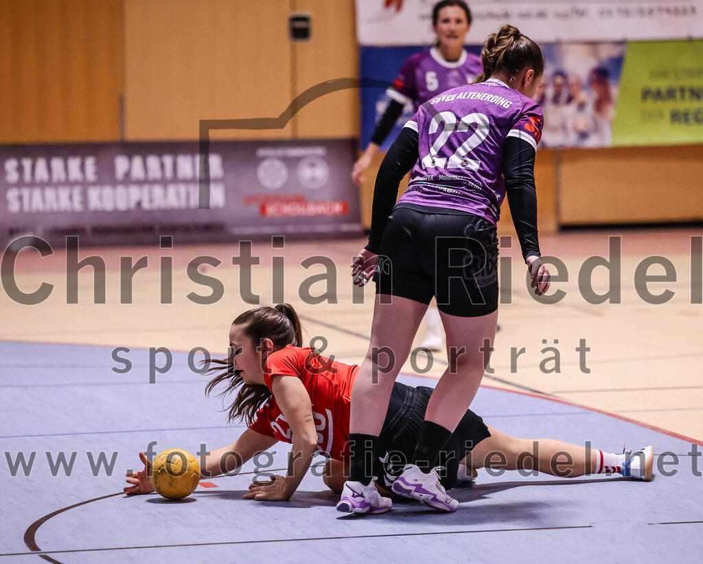 2025-01-18_107_SpVgg_Altenerding_gegen_TV_Altoetting | Erding, Deutschland, 18.01.2025:Handball, Bezirksoberliga Frauen Altbayern 2024 / 2024, 11. Spieltag, SpVgg Altenerding gegen TV Altötting, Endergebnis: 19:24Eva Taubeneder (TV Altötting, #21), Johanna Taubmann (SpVgg Altenerding, #22)Foto: Christian Riedel / fotografie-riedel.net