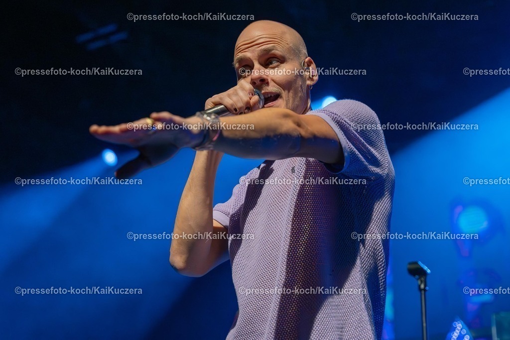 KKU25012501126 | 25.01.2025, xkkux, Düsseldorf, Karnevalsveranstaltung - Die Lachende in der Mitsubishi Electric HALLE. Die Band Cat Ballou performt bei ihrem Auftritt. Im Bild Sänger Frontman Oliver Niesen