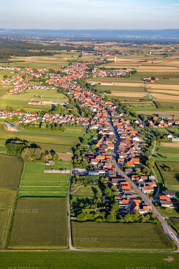 Luftbild: Ortsansicht von Westen in Schleithal im Bundesland Bas-Rhin in Frankreich. Foto: IMG_137668.jpg vom 11.08.2023 durch Werner Riehm/FLY-FOTO.de